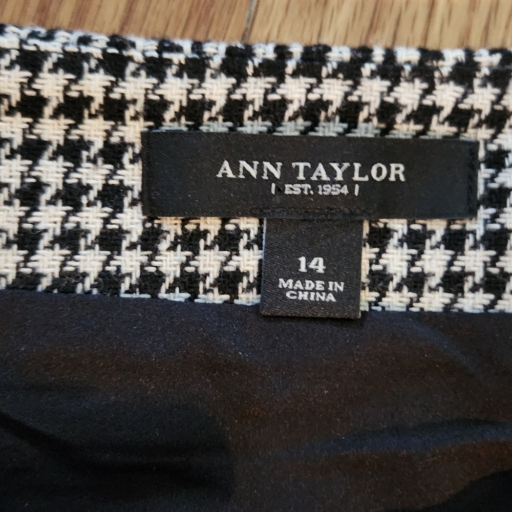 Ann Taylor Black and White Houndstooth Patterned Pencil Skirt - Picture 2 of 3